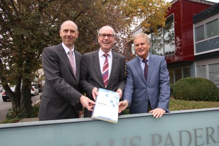 Ingo Tiemann, Kämmerer und Dezernent des Kreises Paderborn, Landrat Manfred Müller, Heiner Harms, Leiter der Kämmerei. (Foto © Amt für Presse- und Öffentlichkeitsarbeit, Kreis Paderborn, Michaela Pitz)
